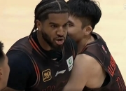 比赛中球员们发挥出乎意料的实力，赢得掌声称誉